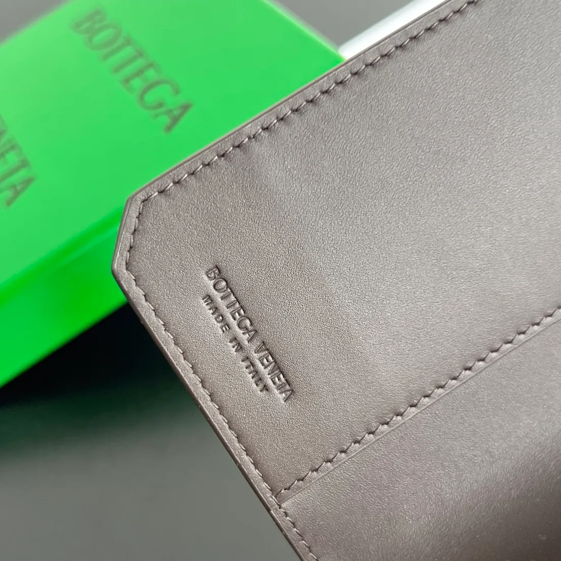 B’s new small woven passport holder [let me see]. 817398 The classic fine weave returns✅, made of cowhide, very soft to the touch and durable. In addition to your passport, you can also put your cards, ID and a small amount of cash. Small and exquisite, super suitable for travel. Weaving is the eternal classic of this brand, size: 13.3x9.5, P600